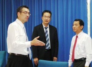 P11000321-300x219 L-R: Yano, Geng, and Prof. Sirirurg